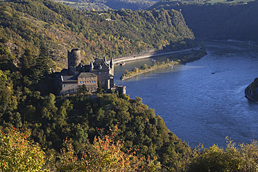 Deutschland, Rheinland-Pfalz, Blick auf Schloss Katz mit Rhein - GWF001812