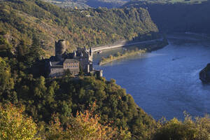 Deutschland, Rheinland-Pfalz, Blick auf Schloss Katz mit Rhein - GWF001812