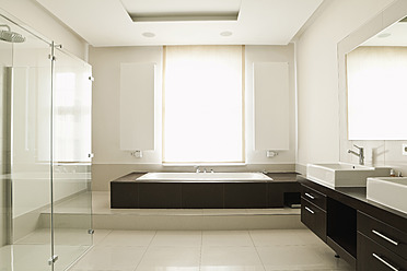 Germany, Berlin, Modern bathroom - FMKYF000076