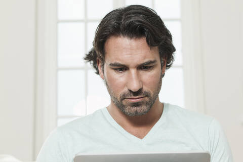 Deutschland, Berlin, Älterer Mann mit Laptop, lizenzfreies Stockfoto