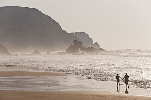 Portugal, Ehepaar geht am Strand spazieren - MIRF000462