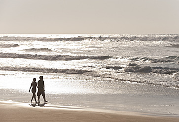 Portugal, Ehepaar geht am Strand spazieren - MIRF000464