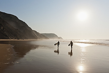 Portugal, Pärchen mit Surfbrett am Strand - MIRF000465