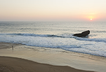 Portugal, Surfer am Strand - MIRF000466