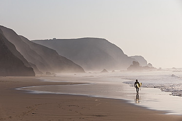 Portugal, Surfer gehen am Strand - MIRF000467
