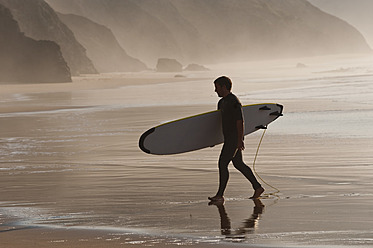 Portugal, Surfer gehen am Strand - MIRF000468