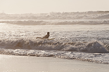 Portugal, Surfer surfen auf Wellen - MIRF000469