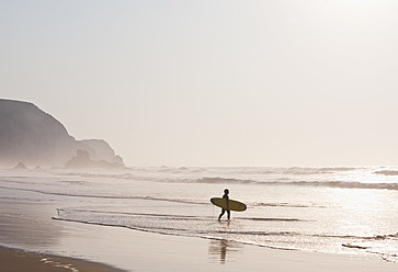 Portugal, Surfer gehen am Strand - MIRF000470