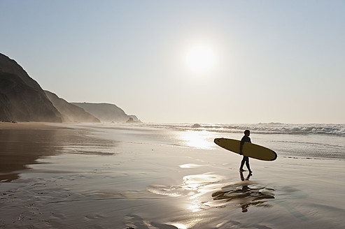 Portugal, Surfer gehen am Strand - MIRF000473