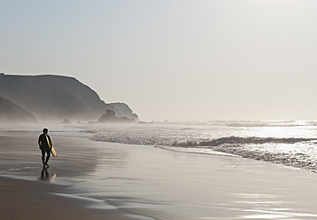 Portugal, Surfer gehen am Strand - MIRF000475