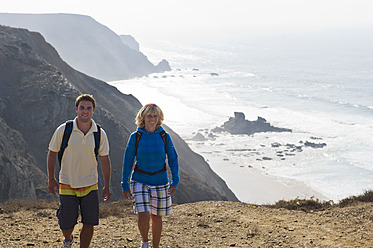 Portugal, Mann und Frau wandern auf einem Berg - MIRF000478