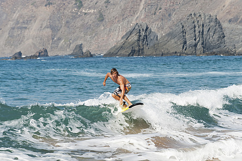 Portugal, Surfer surfen auf Wellen - MIRF000486