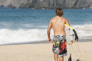 Portugal, Surfer gehen am Strand - MIRF000488