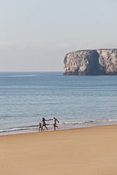 Portugal, Familie läuft am Strand - MIRF000491