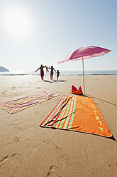 Portugal, Familie läuft am Strand - MIRF000493