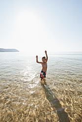 Portugal, Junge im Wasser stehend am Strand - MIRF000495