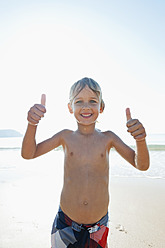 Portugal, Junge zeigt Daumen hoch, stehend am Strand - MIRF000496