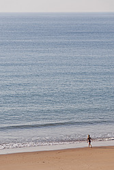 Portugal, Junge läuft am Strand - MIRF000498