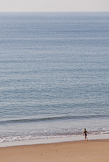 Portugal, Junge läuft am Strand - MIRF000498