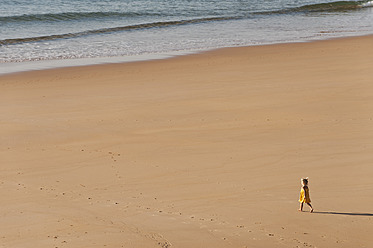 Portugal, Mädchen läuft am Strand - MIRF000500