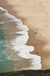 Portugal, Menschen am Strand - MIRF000503