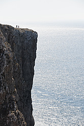 Portugal, Menschen auf der Klippe - MIRF000505