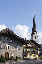 Deutschland, Bayern, Garmisch-Partenkirchen, Blick auf Pfarrkirche und Gasthaus Husar - SIEF002628