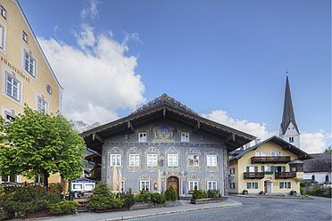 Deutschland, Bayern, Garmisch-Partenkirchen, Blick auf Pfarrkirche und Gasthaus Husar - SIEF002629