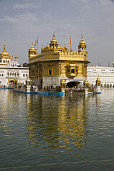 Indien, Amritsar, Menschen am Goldenen Tempel - MBEF000388