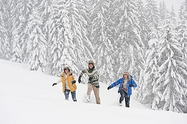 Österreich, Salzburg, Mann und Frau wandern durch Winterlandschaft - HHF004225
