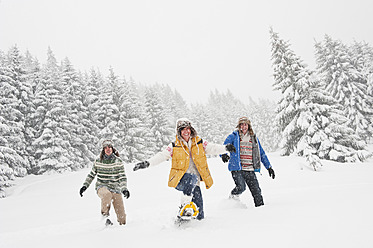 Österreich, Salzburg, Mann und Frau wandern durch Winterlandschaft - HHF004226