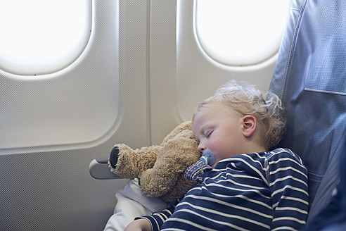 Deutschland, Junge schläft im Flugzeug - RBF000907
