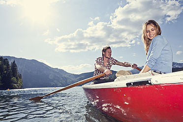 Germany, Bavaria, Couple in rowing boat, smiling - RBF000938