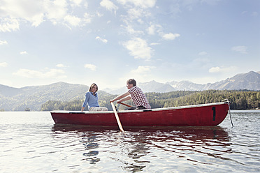 Germany, Bavaria, Couple in rowing boat, smiling - RBF000939