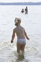 Deutschland, Bayern, Mädchen spielt im Wasser - TCF002726