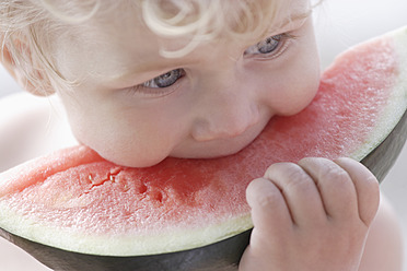 Deutschland, Bayern, Junge isst Wassermelone, Nahaufnahme - TCF002739