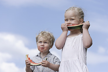 Deutschland, Bayern, Mädchen und Junge essen Wassermelone - TCF002768