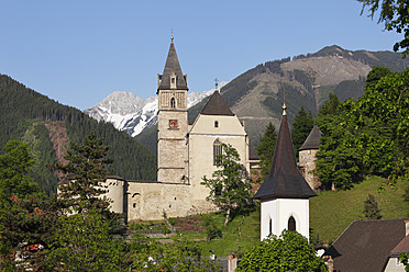 Österreich, Steiermark, Eisenerz, Blick auf die St. Oswald-Kirche - SIEF002659