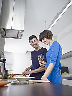 Deutschland, Köln, Mann und Frau kochen gemeinsam in der Küche - RHYF000118