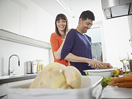 Deutschland, Köln, Mann und Frau kochen gemeinsam in der Küche - RHYF000133