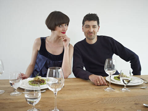 Deutschland, Köln, Mann und Frau beim Abendessen, Porträt, lizenzfreies Stockfoto