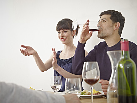 Deutschland, Köln, Männer und Frauen beim Abendessen - RHYF000165