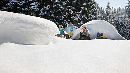 Österreich, Land Salzburg, Familie sitzt bei Iglu - HHF004236