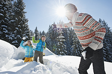 Österreich, Salzburger Land, Familie spielt bei Iglu - HHF004238