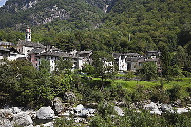 Europa, Schweiz, Blick auf das historische Dorf Prato Sornico im Lavizzara-Tal - GWF001833