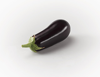 aubergine auf weißem Hintergrund, Nahaufnahme - KSWF000851