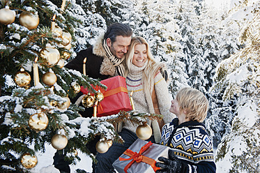 Österreich, Land Salzburg, Familie feiert Weihnachten im Schnee - HHF004242