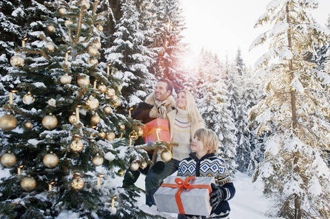 Österreich, Land Salzburg, Familie feiert Weihnachten im Schnee, lizenzfreies Stockfoto