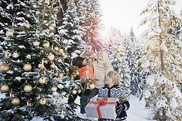 Austria, Salzburg County, Family celebrating christmas in snow - HHF004243