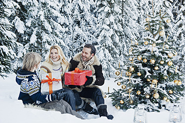 Österreich, Land Salzburg, Familie feiert Weihnachten im Schnee - HHF004244